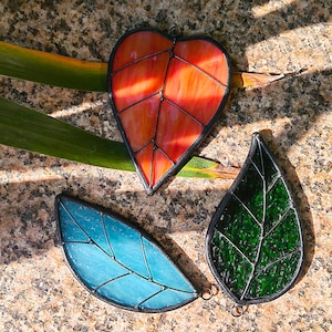 Stained Glass Leaf Suncatcher, Autumn Leaf Ornament, Handmade Tiffany Glass Decor, Window Hanging Gift, Fall Decor, Leaf Sun Catcher